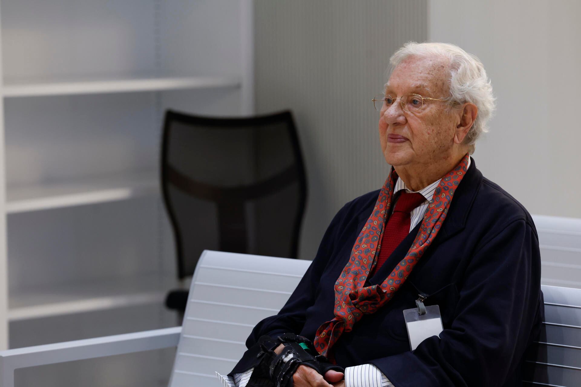 El exembajador de España en Venezuela Raúl Morodo testifica este lunes a la Audiencia Nacional en Madrid donde comienza el juicio contra él, un hijo suyo y a su nuera, por la supuesta defraudación fiscal de ganancias de 4,5 millones de euros que habría obtenido de sus negocios con la petrolera estatal venezolana PDVSA entre 2013 y 2014. EFE/ Javier Lizón