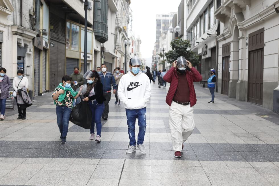 Personas caminan por el Centro de Lima. (Foto: César Bueno @photo.gec)