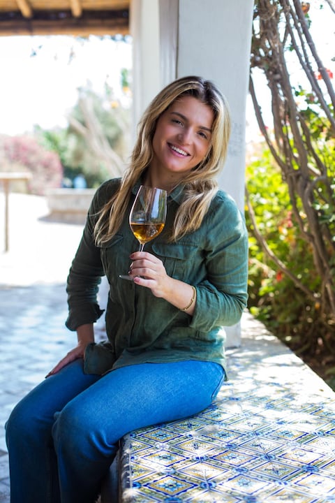 Pietra Possamai con una copa de un vino muy especial para ella: el Blend 2021. Este vino es la cofermentacion de tres uvas diferentes: Albilla, Quebranta y Negra criolla.