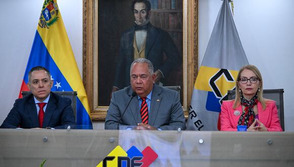 El presidente del Consejo Nacional Electoral (CNE) de Venezuela, Elvis Amoroso (C), habla junto a los rectores Carlos Quintero y Rosalba Gil, el 5 de marzo de 2024. (Foto de Federico Parra/AFP).
