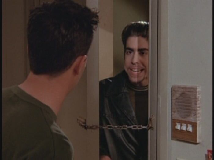 Chandler tuvo otro compañero de cuarto llamado Eddie Menuek (Foto: NBC)