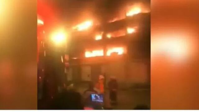 Rímac: incendio de grandes proporciones consume dos viviendas | VIDEO