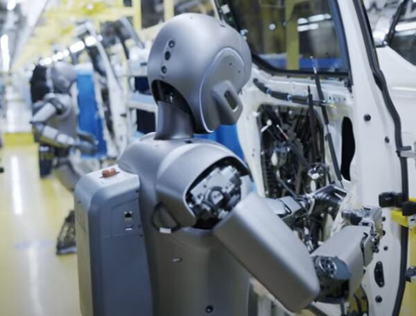 Humanoides trabajando en la fábrica de Zeekr. Foto:YouTube: Ubtech Robotics