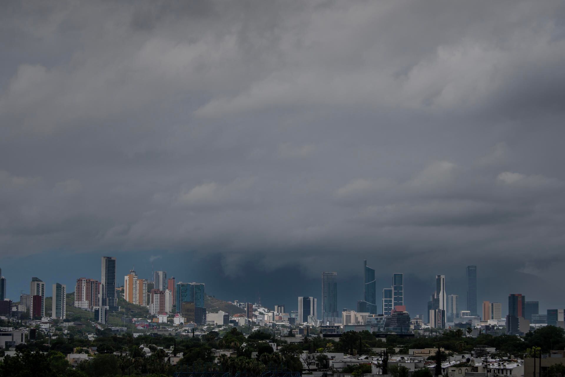 Fotografía de una panorámica donde se ve el cielo nublado ante la llegada de la tormenta tropical Alberto este miércoles en la ciudad de Monterrey. (EFE/ Miguel Sierra).