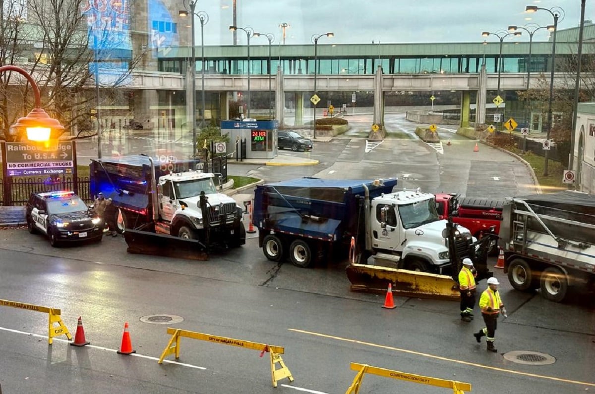 Vehículos bloquean el cruce fronterizo del Rainbow Bridge hacia EE.UU. en las Cataratas del Niágara, Ontario, luego de que un automóvil explotara en un puesto de control entre Estados Unidos y Canadá el 22 de noviembre de 2023. (Foto de Usman KHAN / AFP)