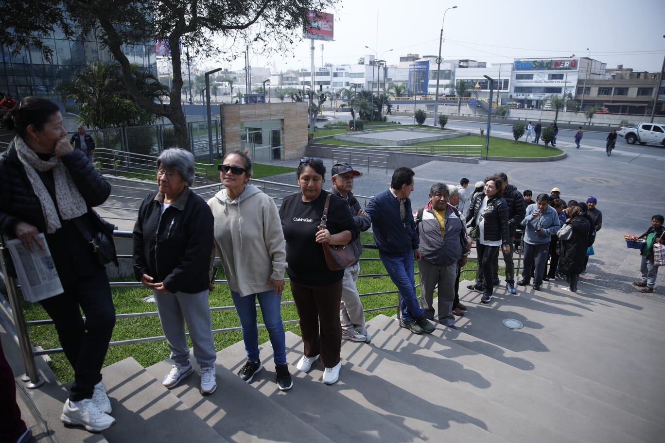 Cola de simpatizantes que esperan el inicio del velorio de Alberto Fujimori en el Museo de la Nación. (Foto: Giancarlo Ávila / @photo.gec)