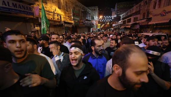 Los palestinos protestan contra un ataque israelí a un hospital en Gaza, en la ciudad de Naplusa, en Cisjordania, el 17 de octubre de 2023. (EFE/EPA/ALAA BADARNEH).