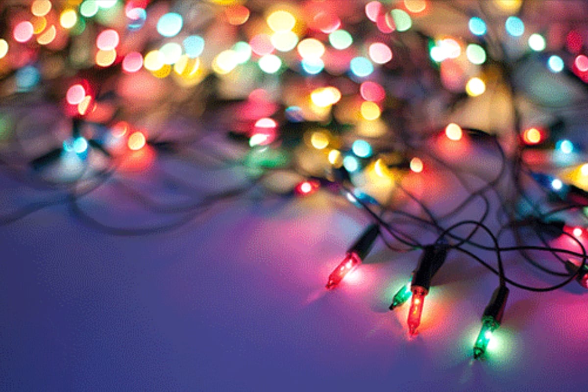 Las luces navideñas con sonidos estridentes, características de los años noventa, han vuelto a ser tendencia en redes sociales.