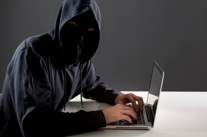 Es importante mantener un alto nivel de escepticismo y seguir algunas medidas de seguridad básicas. (Foto referencial: Freepik)