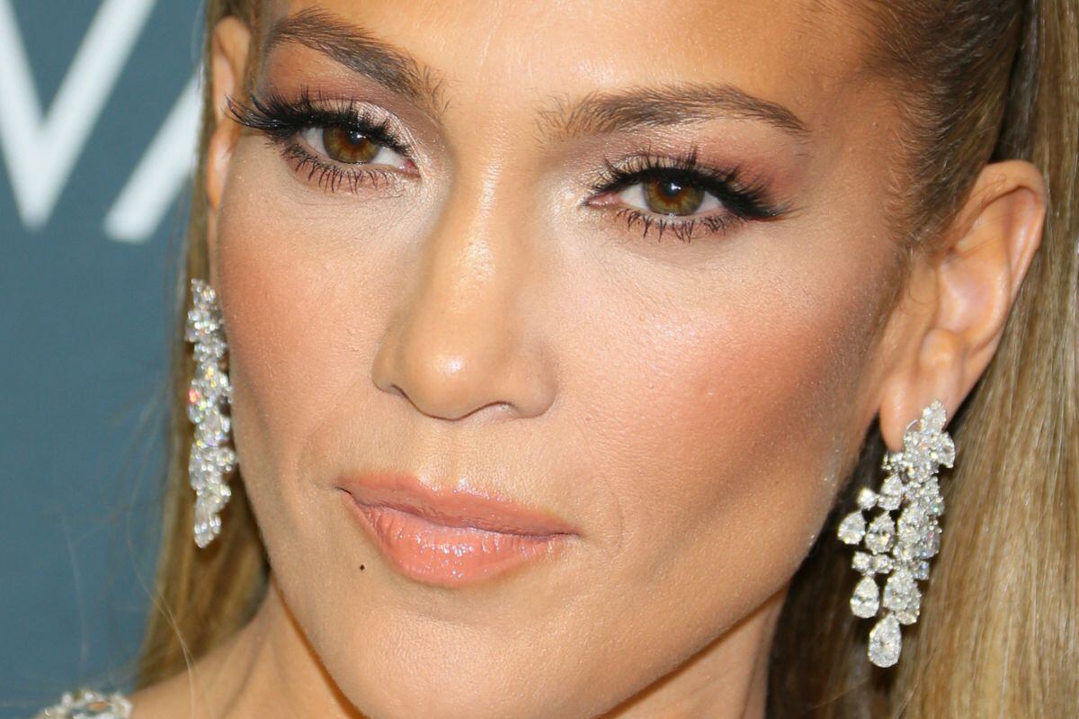Ahora Jennifer Lopez decidió no usar su aro de matrimonio, ¿será que ahora sí se divorcian? Aquí, cuando llegó a la 25ª edición de los Critics' Choice Awards en el aeropuerto Barker Hangar de Santa Mónica el 12 de enero de 2020 en Santa Mónica, California (Foto: Jean-Baptiste Lacroix / AFP)