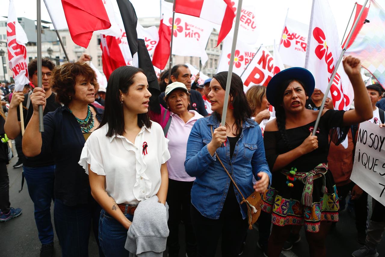 Indira Huilca, Sigrid Bazán, Verónika Mendoza en la plaza dos de Mayo para la marcha contra el gobierno.