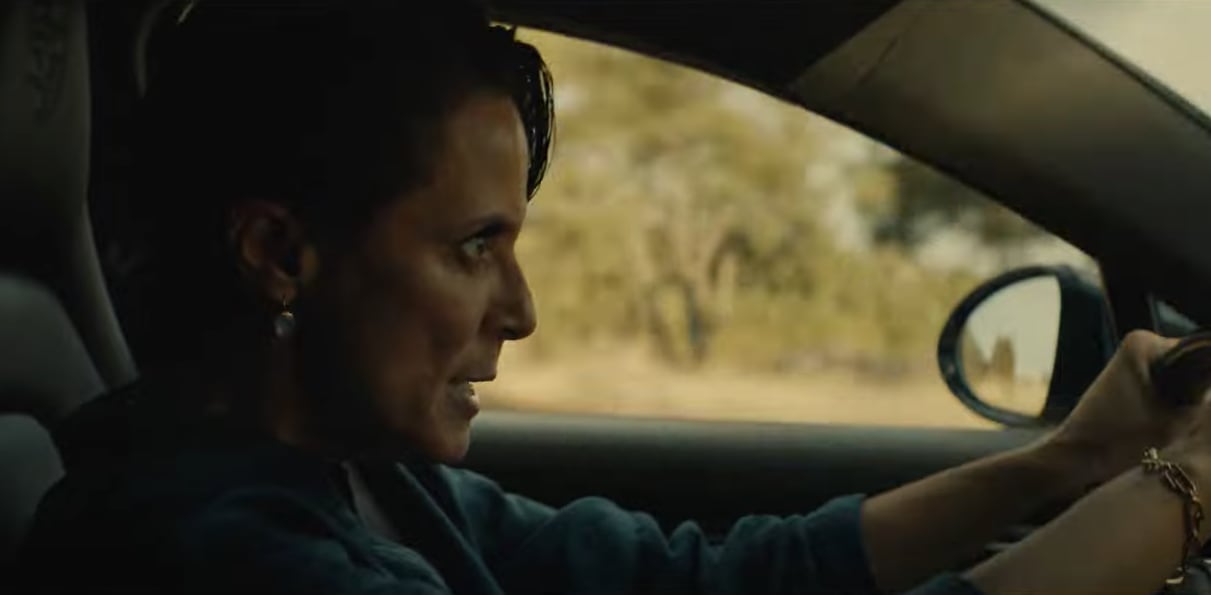 Beatriz manejando de regreso a su casa furiosa luego de enterarse que Nacho busca a Sofía en "La jefa" (Foto: Netflix)