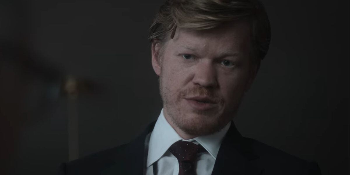 En "Día cero", Jesse Plemons interpreta a Roger Carlson. Aquí cuando le consulta a Mullen si le oculta algo (Foto: Grand Electric / Netflix / Panoramic Media Co / Prologue Entertainment)