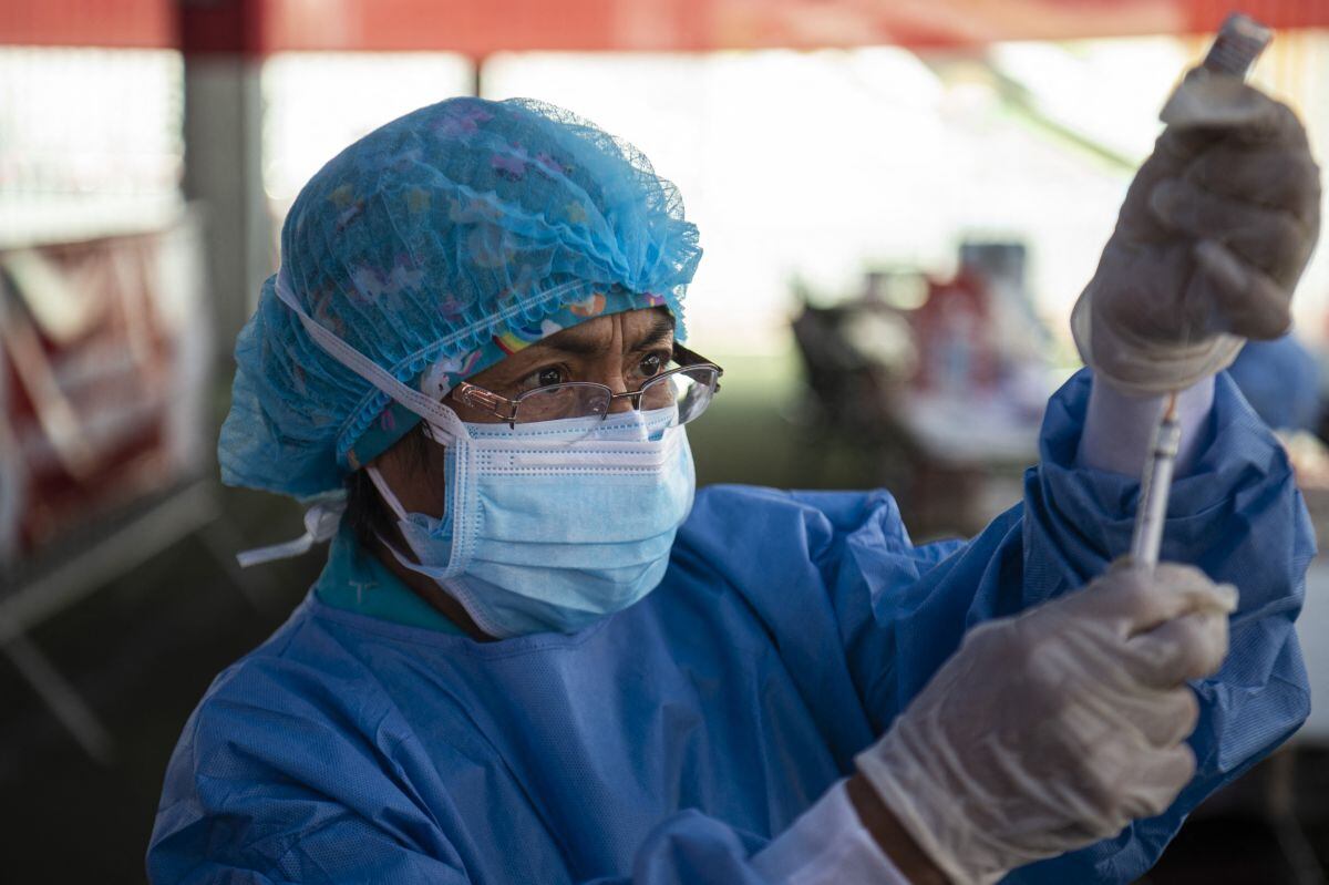 Un trabajador de la salud se prepara para inocular con una dosis de la vacuna contra el COVID-19. (Foto: ERNESTO BENAVIDES / AFP)