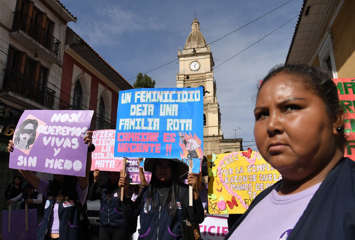 Mujeres sostienen carteles durante una marcha en el Día Internacional de la Eliminación de la Violencia contra la Mujer en Cochabamba, Bolivia, el 25 de noviembre de 2024. (Foto de Jorge Ábrego / EFE)