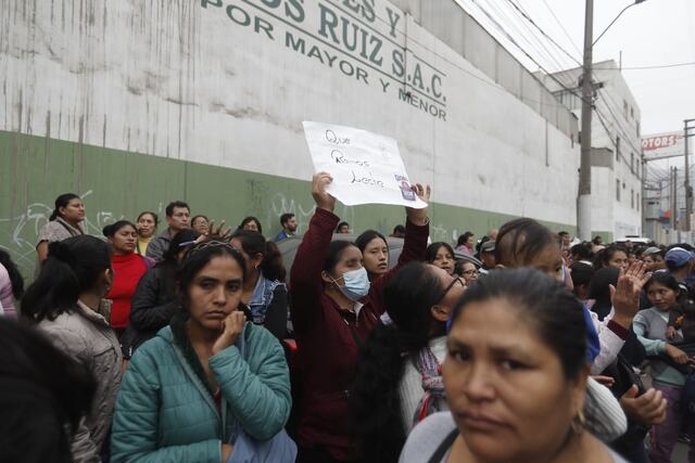 Madres protestan en el exterior del local de vaso de leche en San Juan de Lurigancho. (Foto: Cesar Campos/@photo.gec)