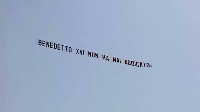 Un avión con el mensaje “Benedicto XVI nunca ha abdicado” sobrevuela Roma