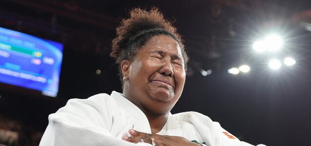 Llegó como novata a París 2024, ganó el oro venciendo a veteranas y se lo dedicó a su abuela fallecida