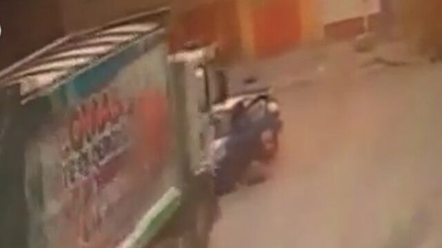 Carabayllo: Camión de basura arrastró auto y se estrella contra vivienda