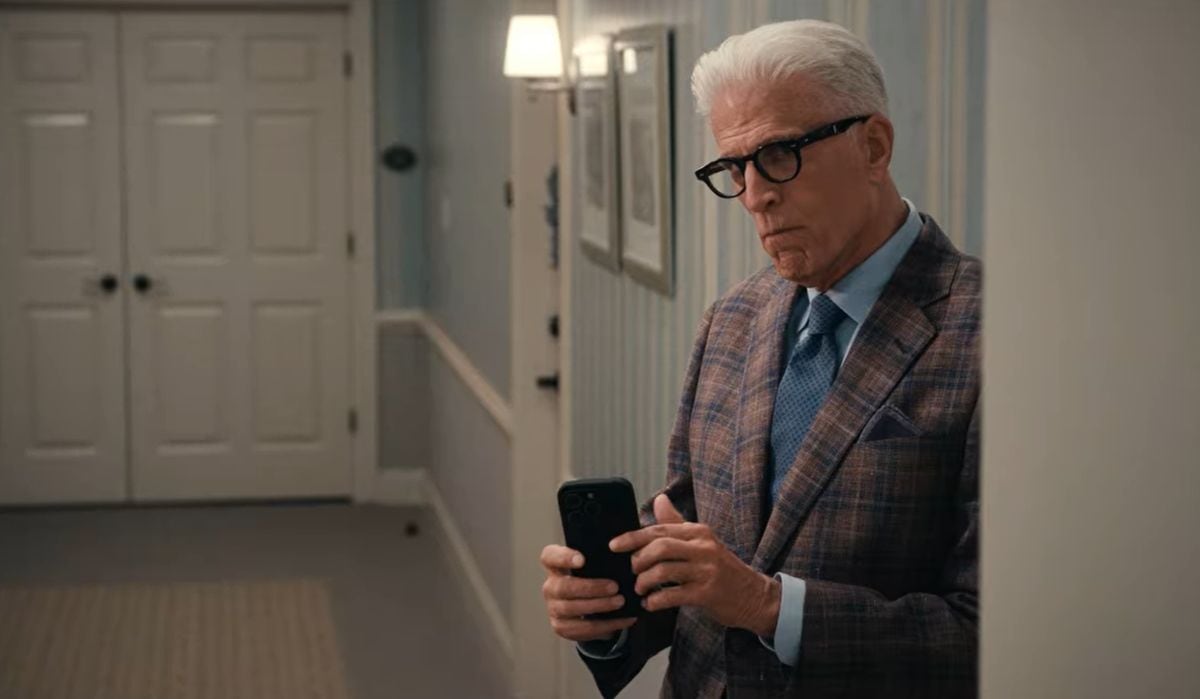 Dentro de la comunidad de retiro, Charles debe investigar a todos en "Un hombre infiltrado" (Foto: Fremulon / 3 Arts Entertainment)