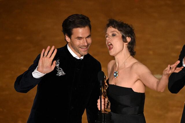 Los franceses Clement Ducol y Camille Dallmais celebran su premio a la mejor canción por "El mal" de "Emilia Pérez". (Foto: Agencias)