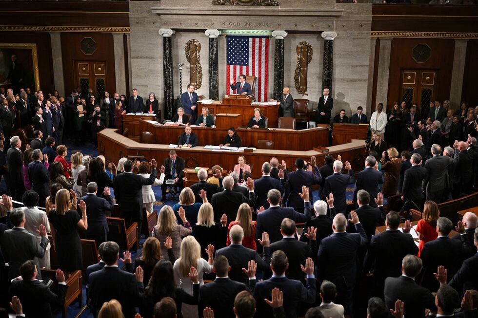 Representantes de los Estados Unidos del 119º Congreso prestan juramento durante el primer día de sesión en la Cámara de Representantes del Capitolio de los Estados Unidos, el 3 de enero de 2025 en Washington, DC. (Foto de Mandel NGAN / AFP)