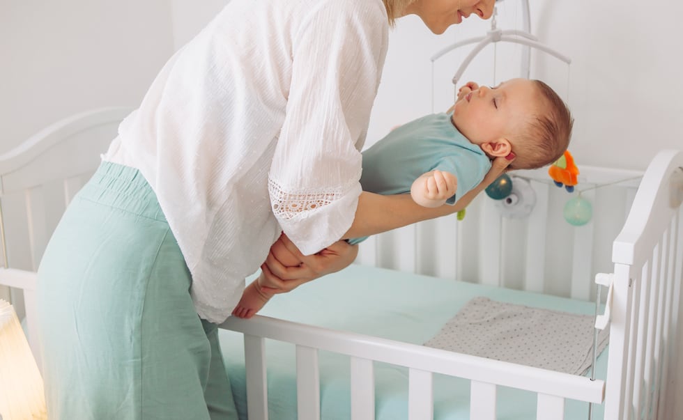 Pediatras y especialistas coinciden en que no hay una única mejor opción. Lo fundamental es garantizar un entorno de sueño seguro, ya sea con colecho supervisado o con una cuna bien acondicionada.