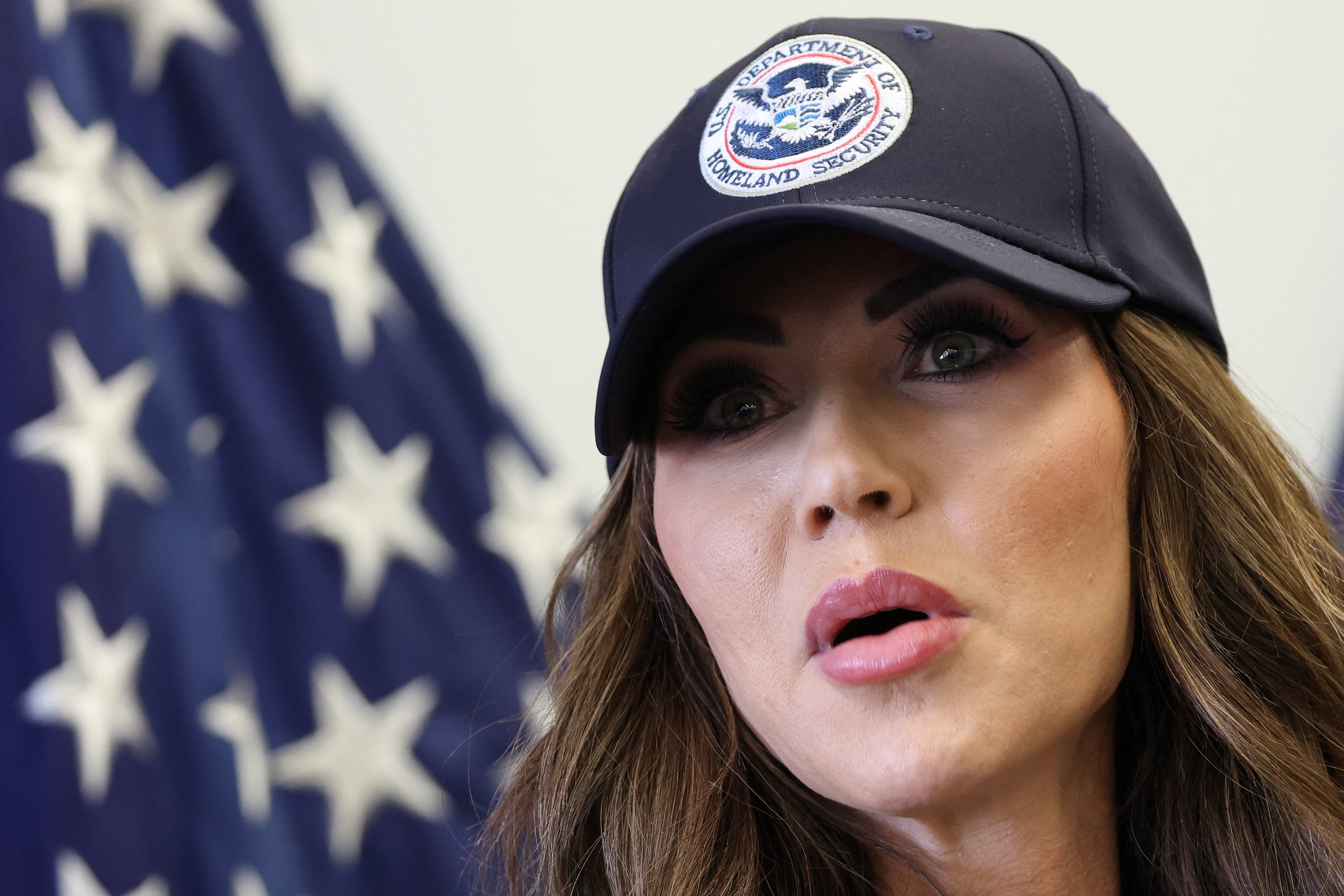 La secretaria del Departamento de Seguridad Nacional de EE. UU., Kristi Noem, habla durante una conferencia de prensa en Los Ángeles el 12 de junio de 2025. (Foto de Patrick T. Fallon / AFP).