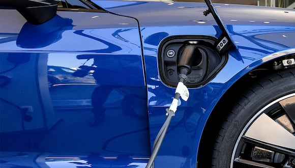 Hay más personas interesadas en usar un auto electrificado, pero aun no hay condiciones para masificar esta tecnología. (Foto: AFP)