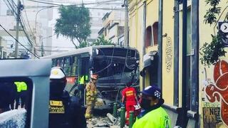 Miraflores: bus de transporte público choca  contra pared de vivienda y reportan heridos