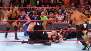 WWE: Roman Reigns, Samoa Joe y Braun Strowman desataron tremenda batalla campal en RAW