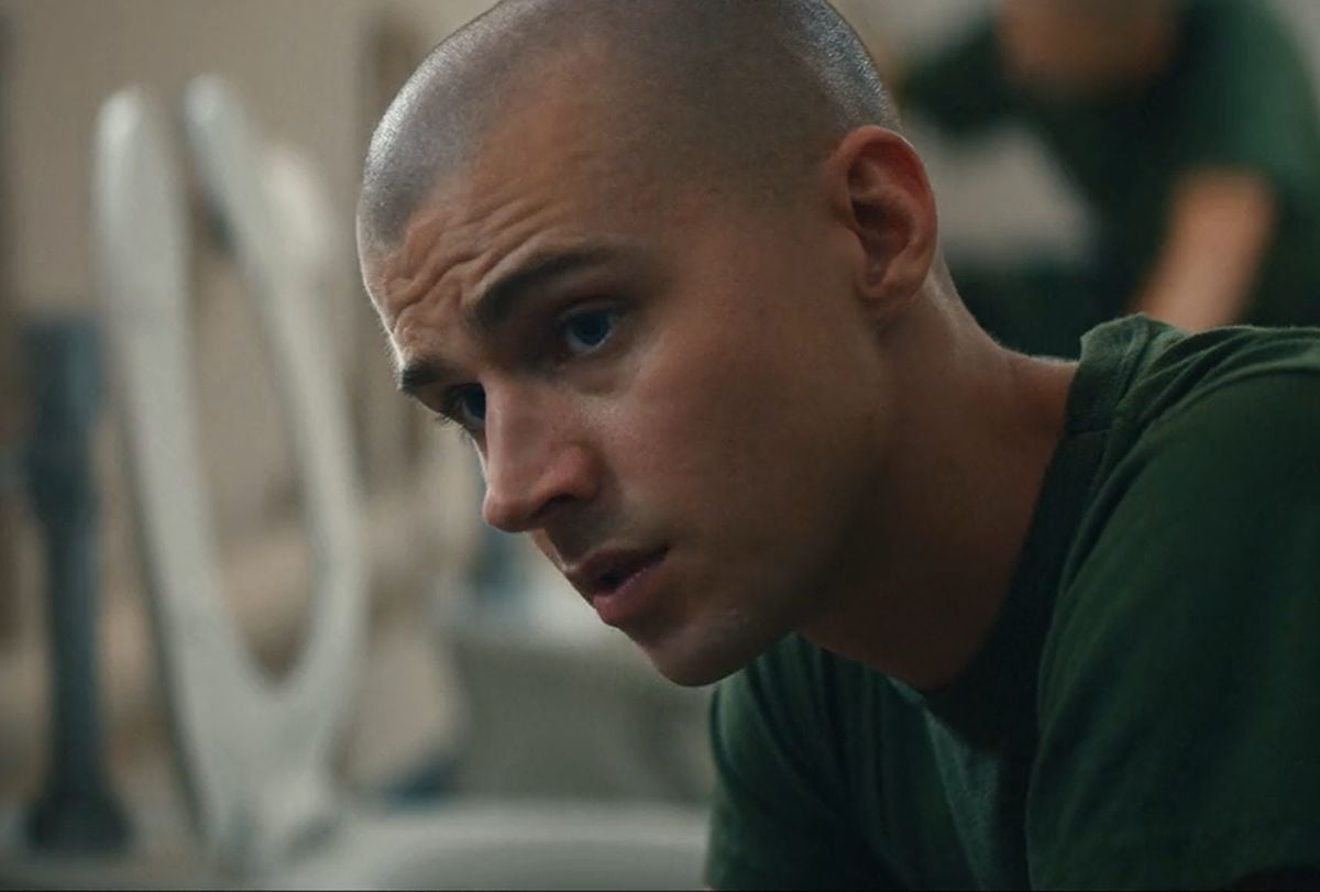 Cameron Cope es un joven homosexual, que tras sufrir hostigamiento en la escuela, se una al ejército con la esperanza de cambiar su vida (Foto: Netflix)