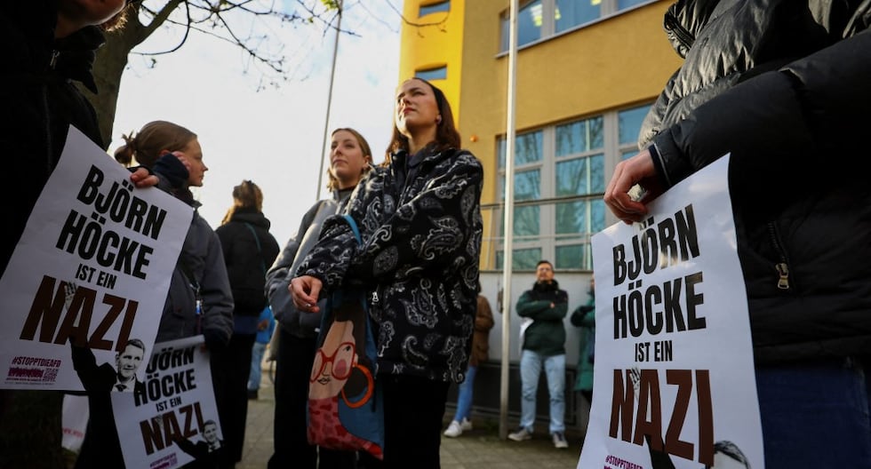 Decenas de manifestantes se aproximaron al tribunal donde el líder de la AfD es juzgado portante carteles en los que se podían leer frases como "Björn Höcke es un nazi".