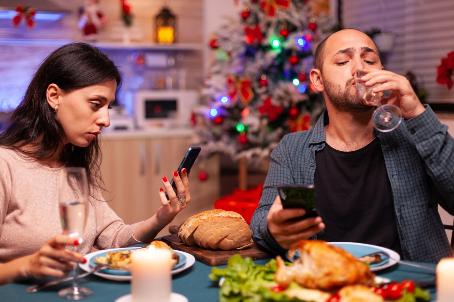 Dejar el celular a un lado durante la comida ayuda a conectar con el sabor, el cuerpo y el momento compartido.