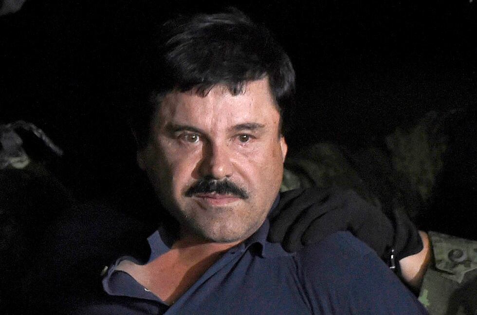 El narcotraficante Joaquín "El Chapo" Guzmán es escoltado a un helicóptero en el aeropuerto de la Ciudad de México el 8 de enero de 2016 tras su recaptura en Los Mochis, en el estado de Sinaloa. (Foto de ALFREDO ESTRELLA / AFP)
