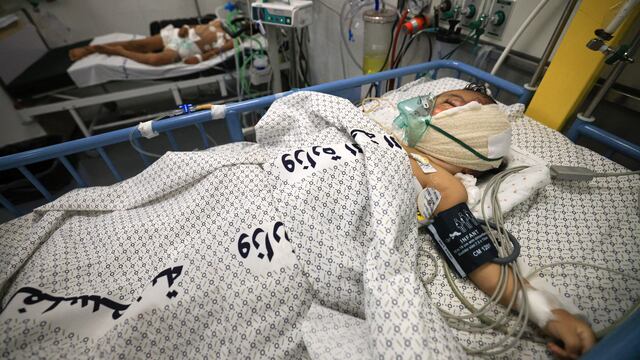 Gaza: dos bebés prematuros mueren en el asediado hospital Al Shifa, que se quedó sin electricidad 