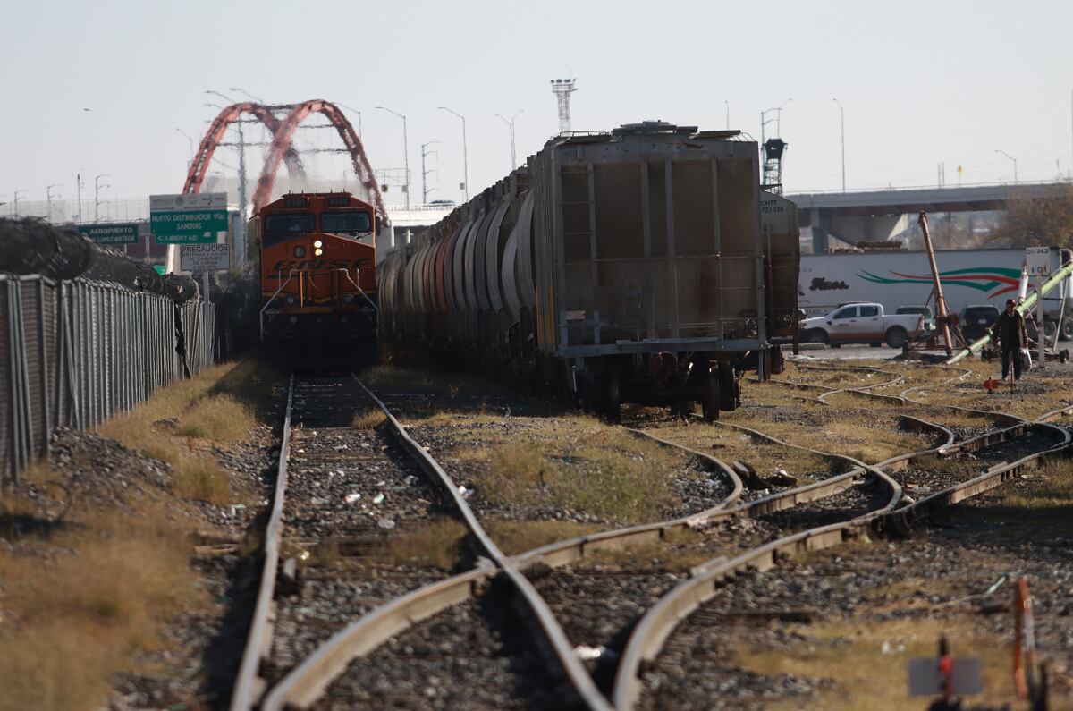 Un tren en la frontera con Estados Unidos en Ciudad Juárez, Chihuahua, México, el 22 de diciembre de 2023. (Foto de Luis Torres / EFE)
