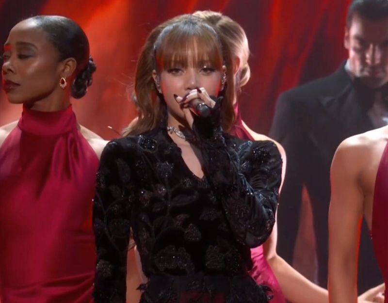 Lisa se convirtió en una chica bond durante homenaje a la saga James Bond. (Foto: Captura de video)