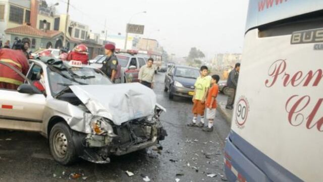 Un hombre murió tras chocar su auto con camión de Rutas de Lima