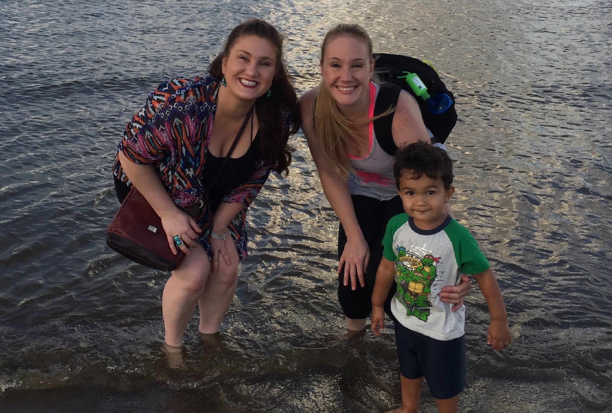 "Asesinatos en el parque", primer episodio de "Misterios sin resolver" Volumen 5, se centra en el asesinato de Katherine Brown, quien en esta fotografía aparece junto a su hermana Lauren (Foto: Netflix)