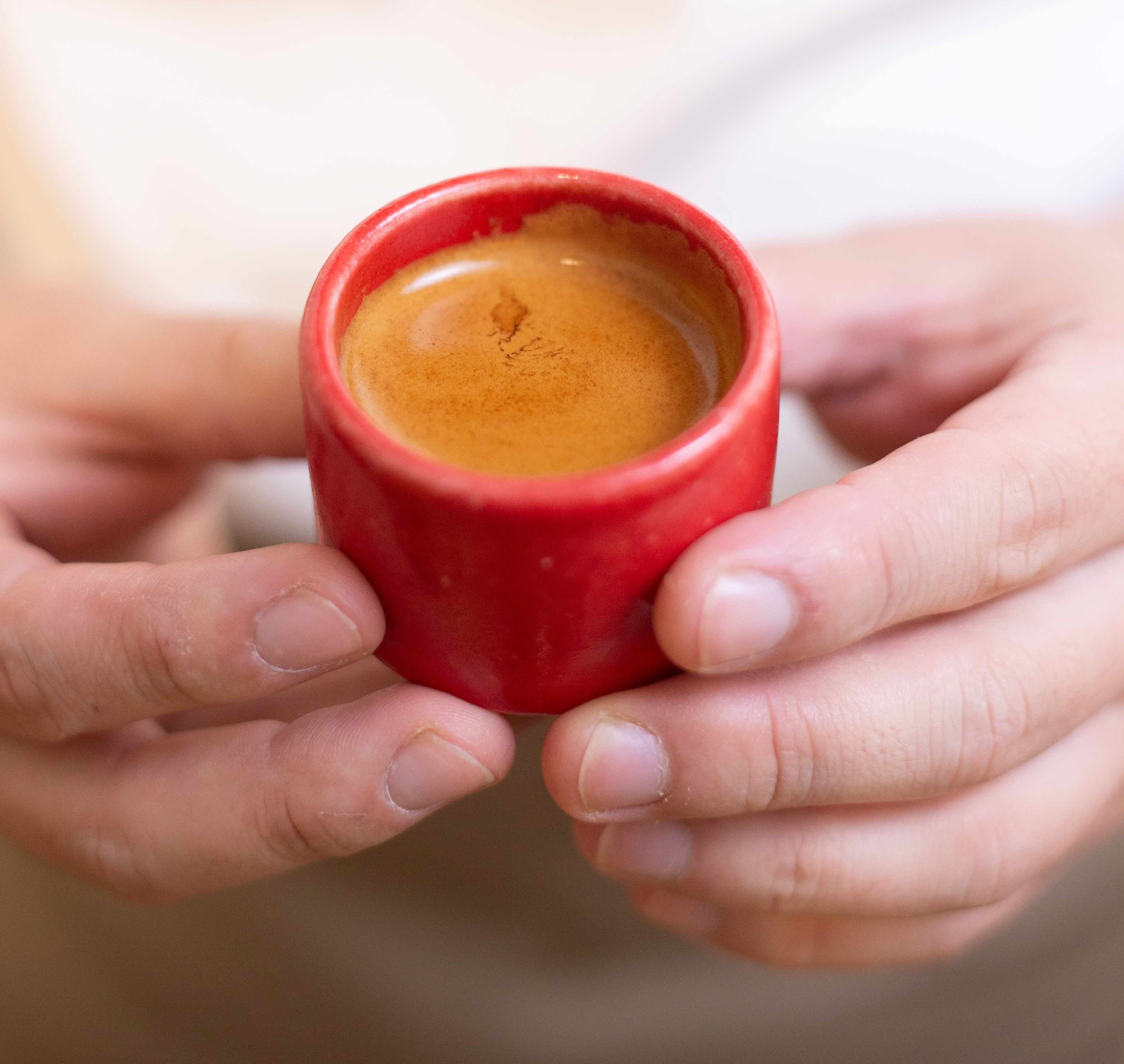 En un buen espresso deberíamos encontrar el balance entre acidez, bitter y dulzor.