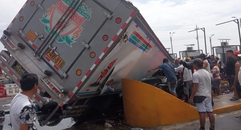 Así quedó el camión frigorifico tras colisionar contra los vehículos en el peaje de Chicama. Foto: Cultural Radio Noticias.