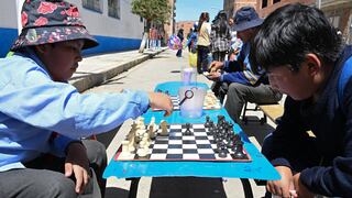 Comerciante boliviano enseña ajedrez a niños de su barrio para alejarlos del celular 