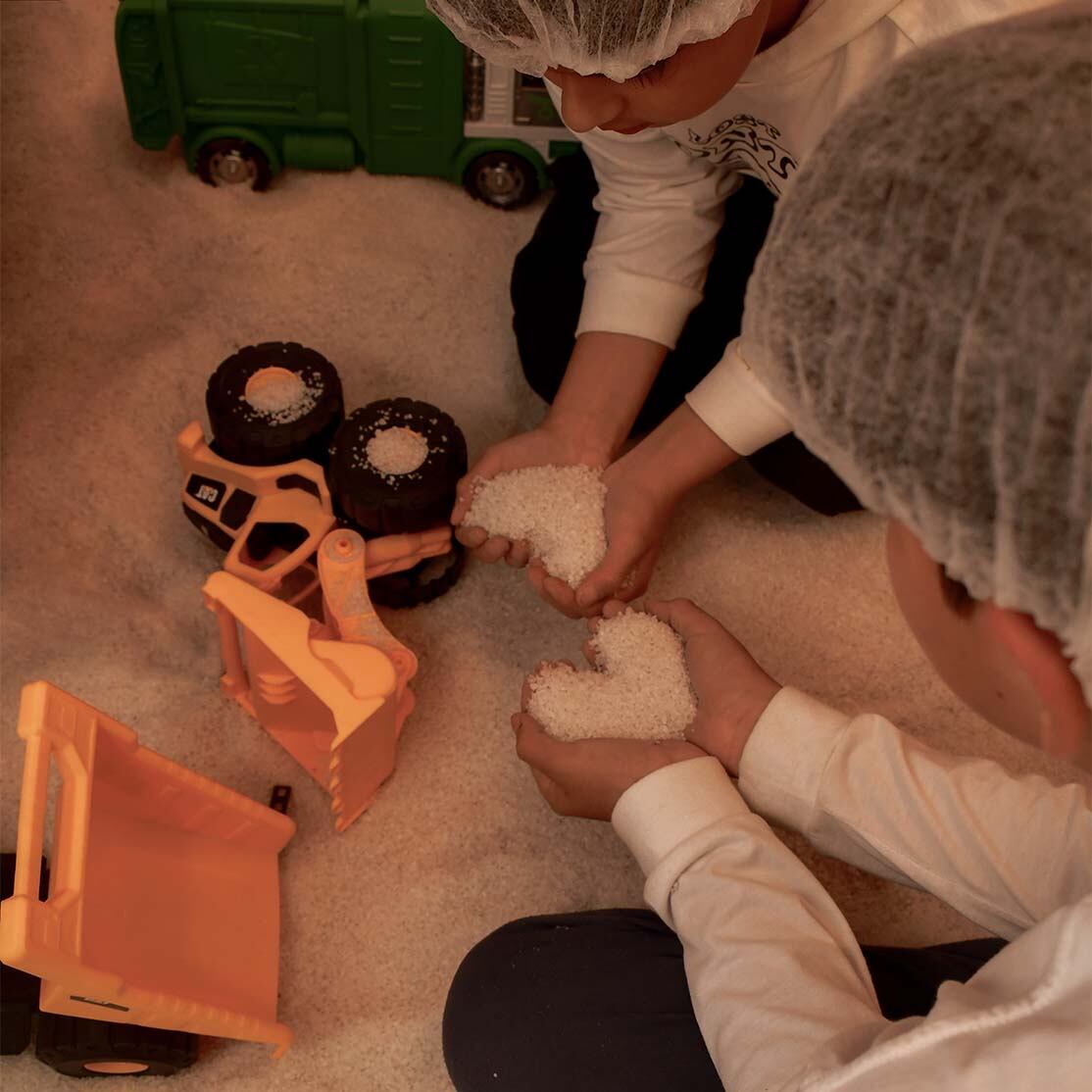 Los niños pasan 40 minutos en la cámara de sal, especialmente acondicionada para que puedan tener un momento entretenido mientras son expuestos a las micropartículas de sal.