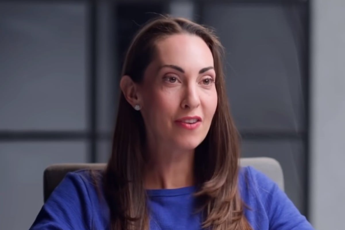 Según la experta, el error más común al conocer a alguien es hacerle una simple pregunta que, aunque inofensiva, puede ser mal vista por la otra persona. (Foto: The Diary Of A CEO / YouTube)