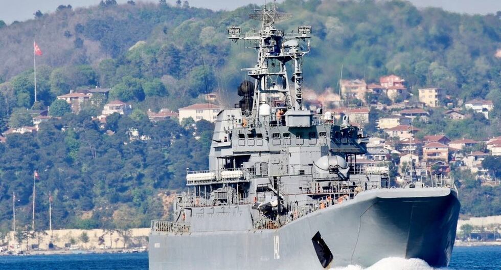 El gran buque de desembarco de la Armada de Rusia Novocherkassk zarpa en el Bósforo, en su camino hacia el Mar Mediterráneo, en Estambul, Turquía, el 5 de mayo de 2021. (REUTERS/Yoruk Isik/Foto de archivo).