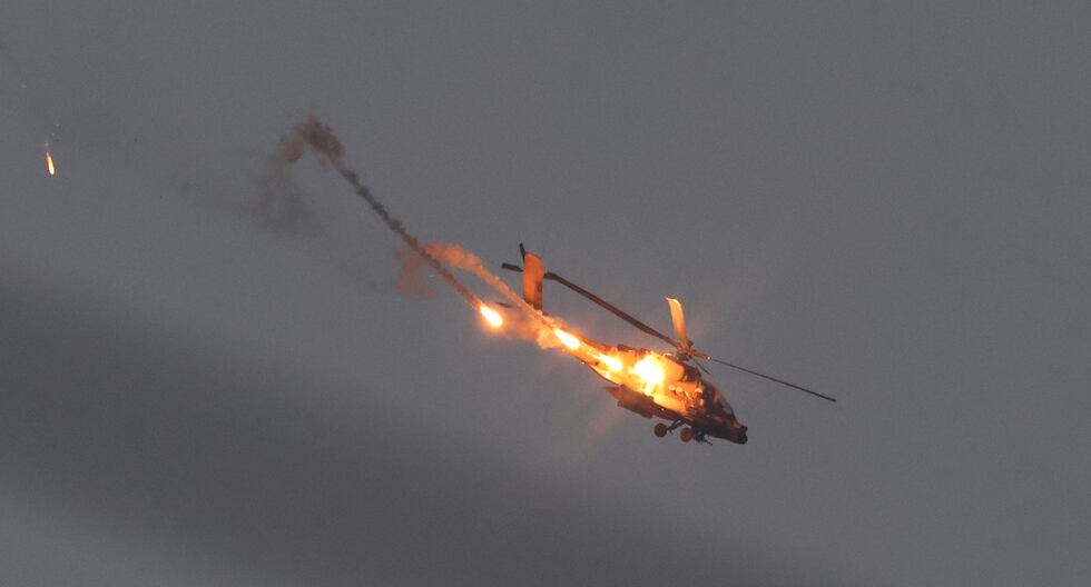 Una fotografía tomada desde el sur de Israel muestra un helicóptero del ejército israelí lanzando bengalas sobre la Franja de Gaza el 1 de noviembre de 2023. (JACK GUEZ / AFP).
