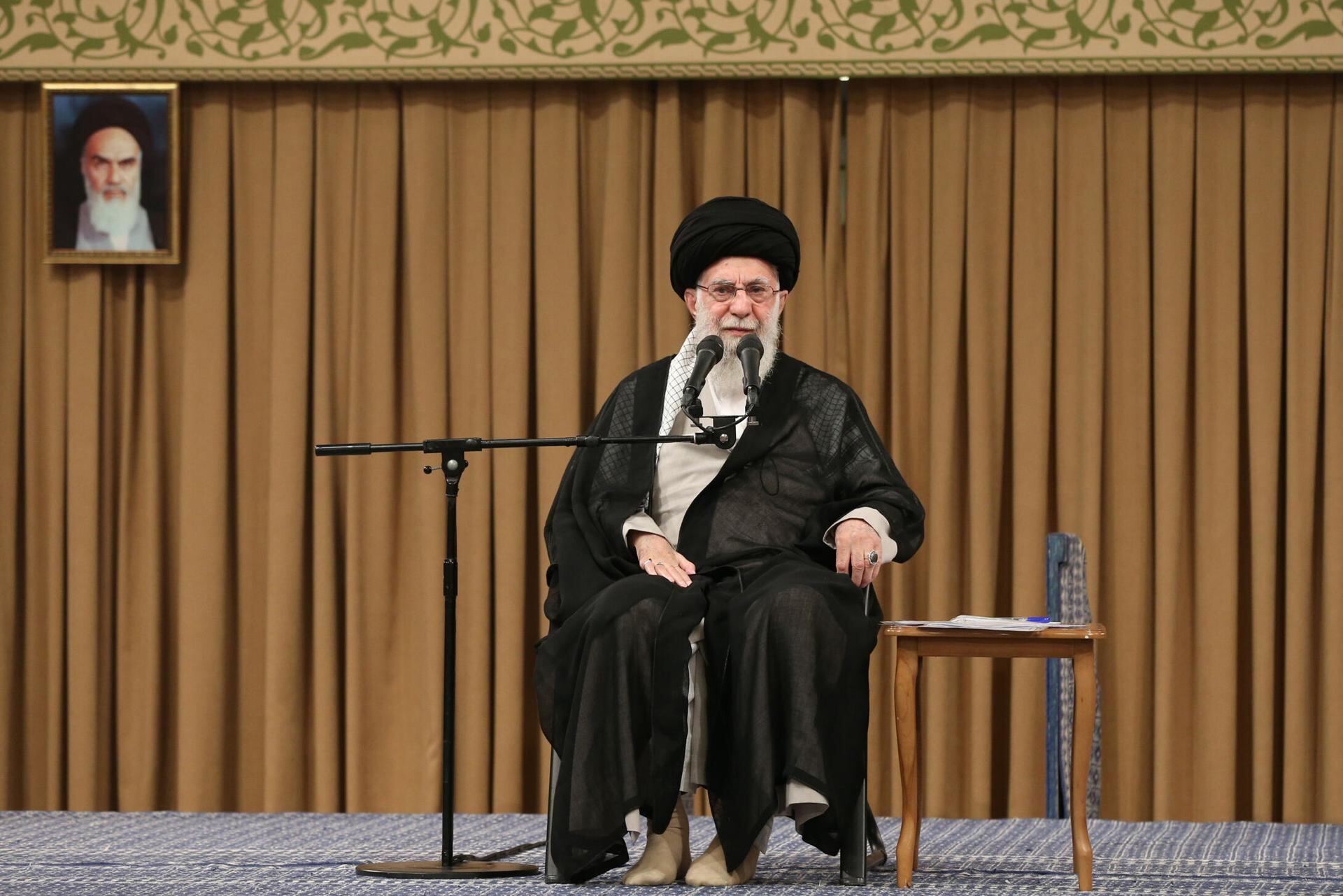 Líder Supremo de Irán muestra al Líder Supremo de Irán, Ayatolá Ali Jamenei, hablando a la multitud durante una reunión con personal militar y veteranos de la guerra entre Irán e Irak de 1980-88, en Teherán, Irán, el 25 de septiembre de 2024. EFE/EPA/IRÁN OFICINA DEL LÍDER SUPREMO