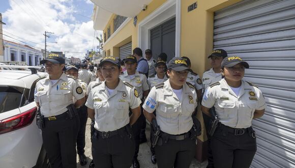 Trabajadores de la Fiscalía de Guatemala allanan la sede del partido Movimiento Semilla, hoy en Ciudad de Guatemala (Guatemala). (Foto: EFE/Esteban Biba)