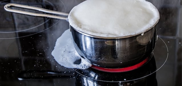 Cómo evitar que la leche se derrame al hervirla